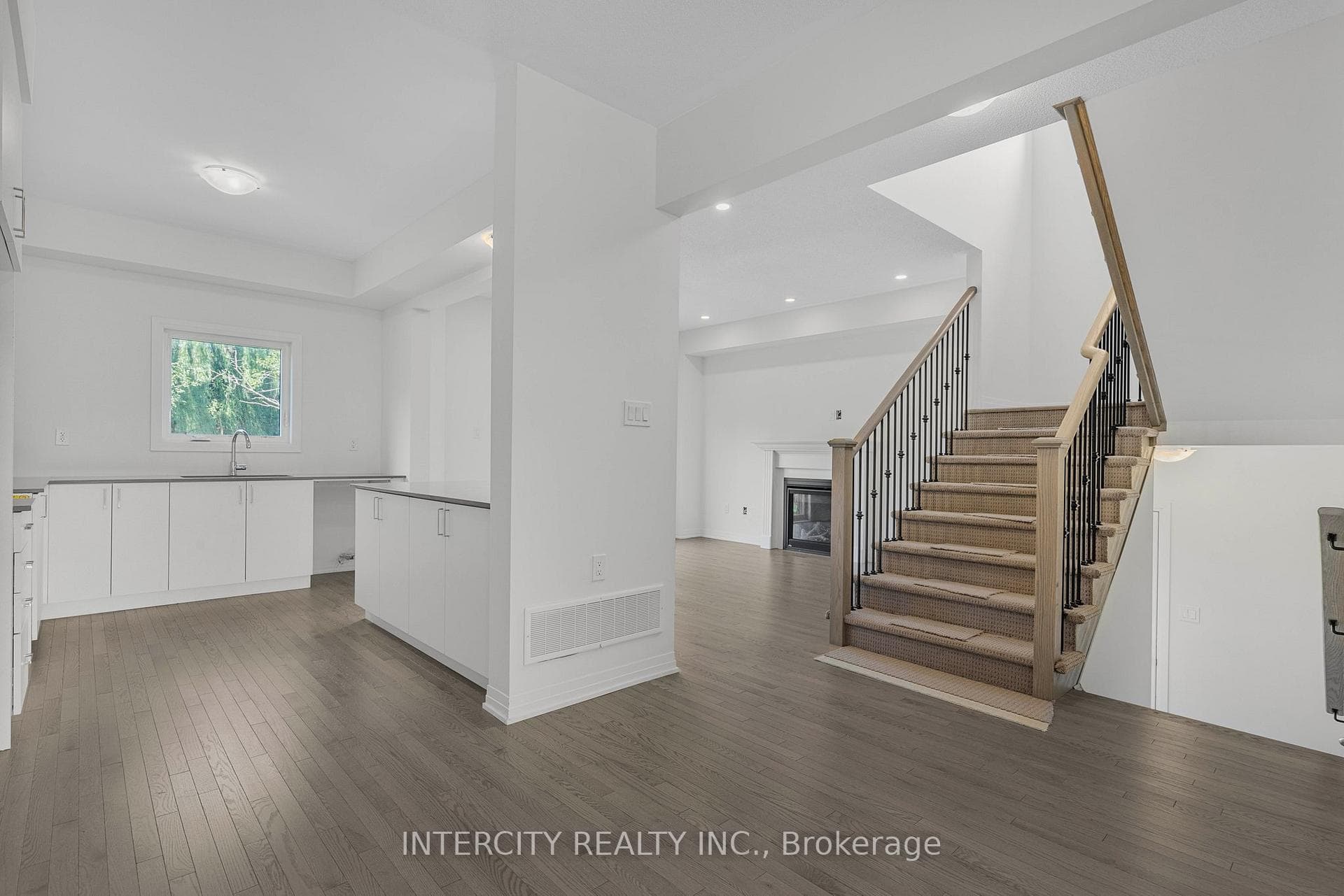 341 Quebec Street photo 8