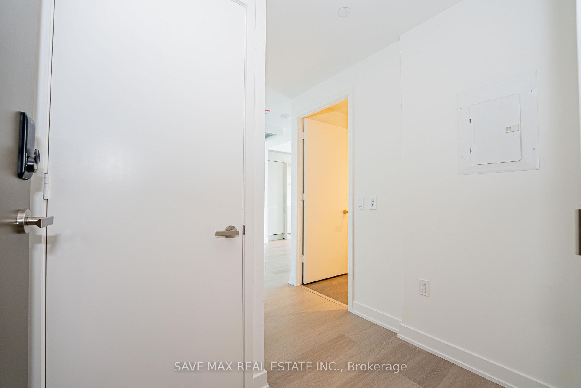 448 Burnhamthorpe Road Unit 6701 photo 7