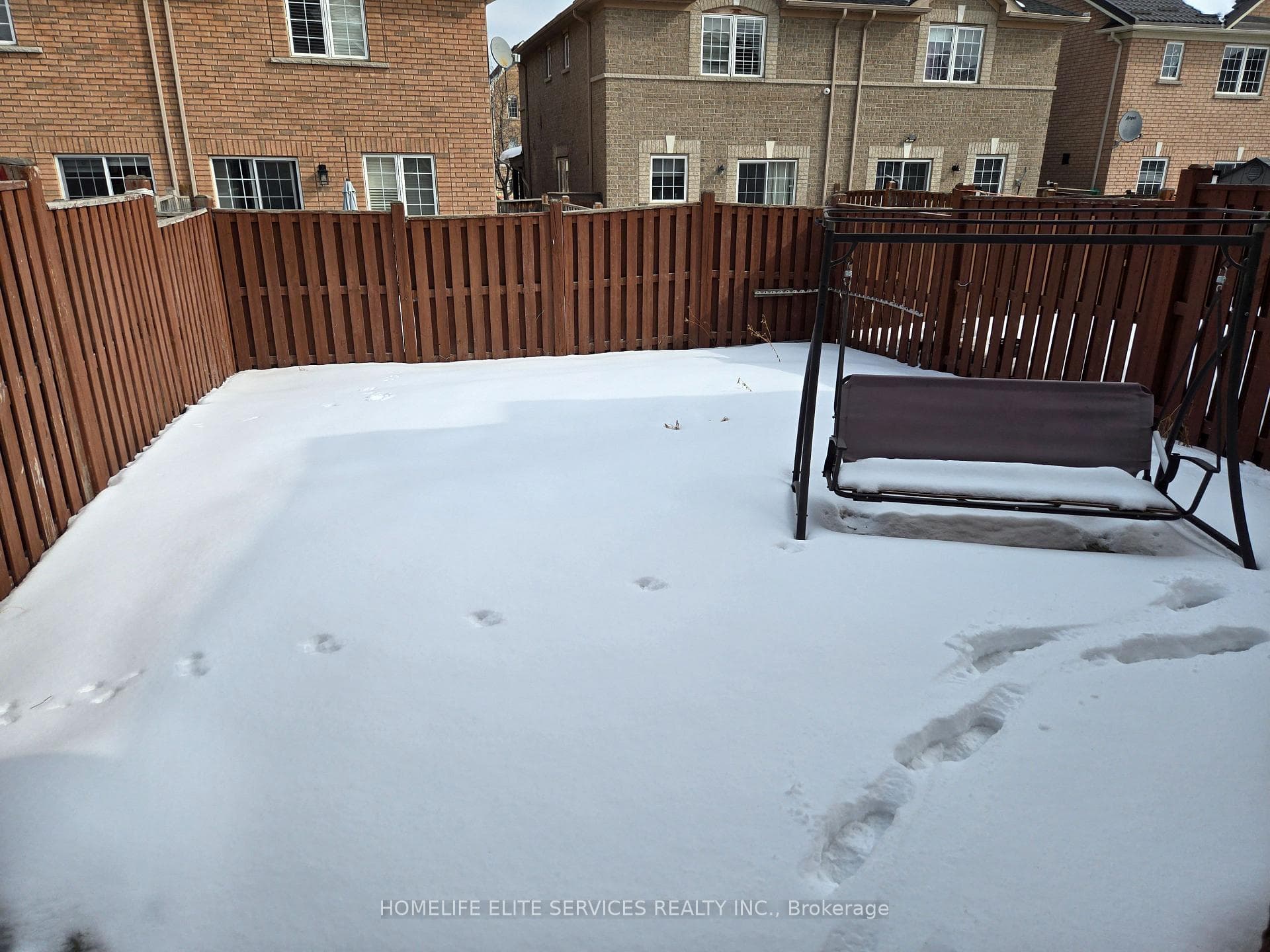 110 Crystalview Crescent photo 10