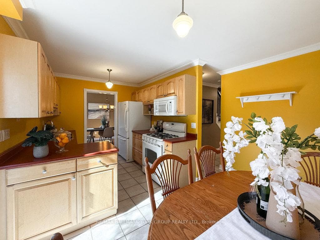384 Handley Crescent photo 12