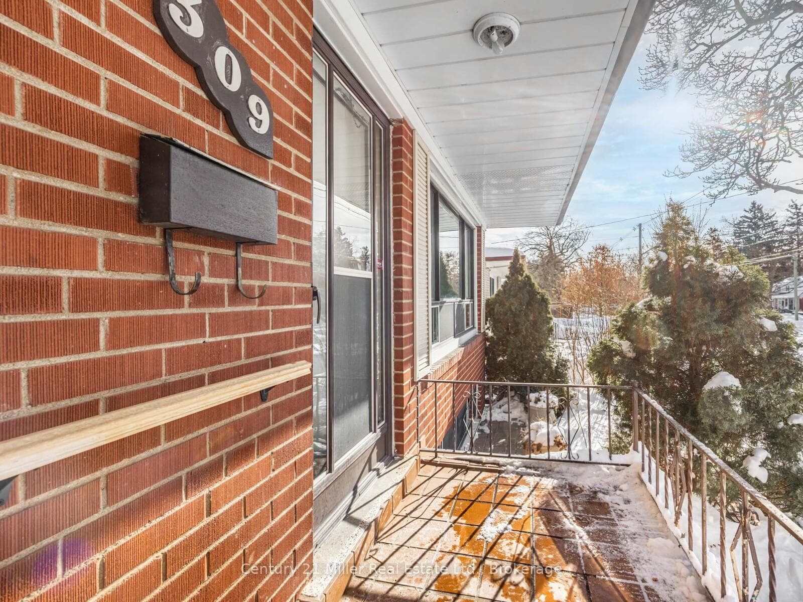 309 Queen Mary Drive photo 7