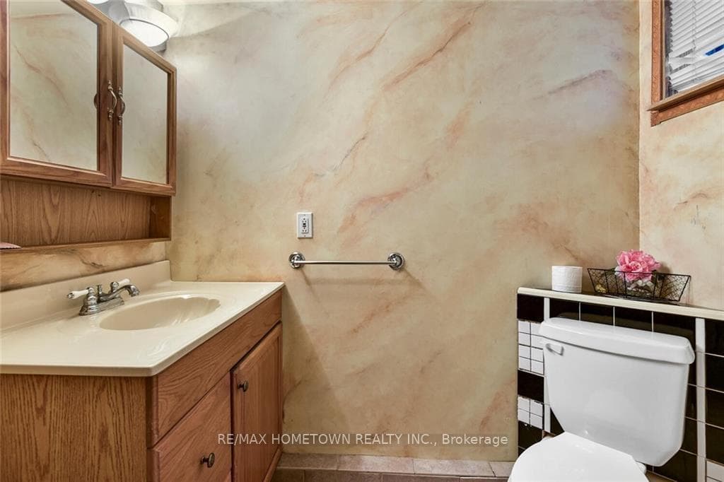 9 BERNARD Crescent photo 20