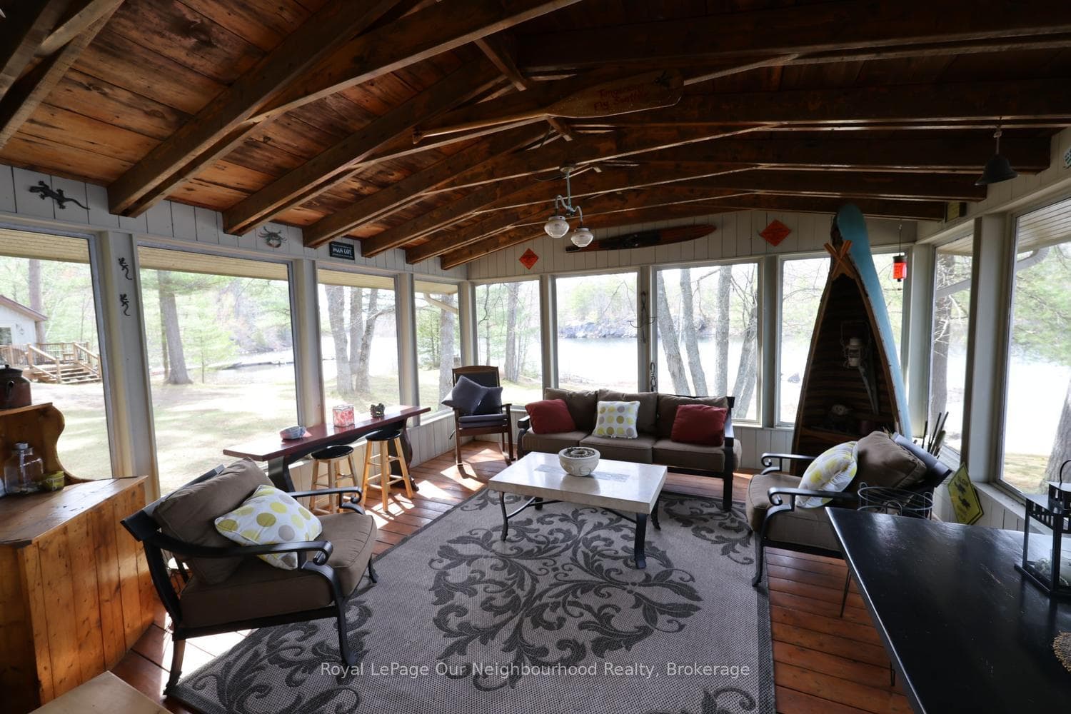 Screened-in Sunporch