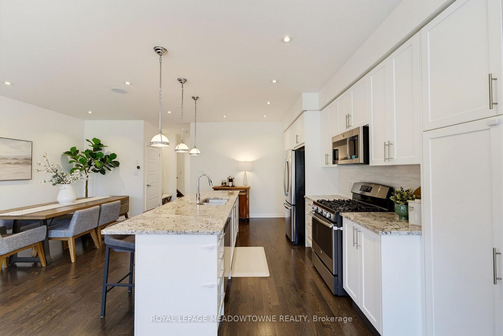 779 Banks Crescent photo 8