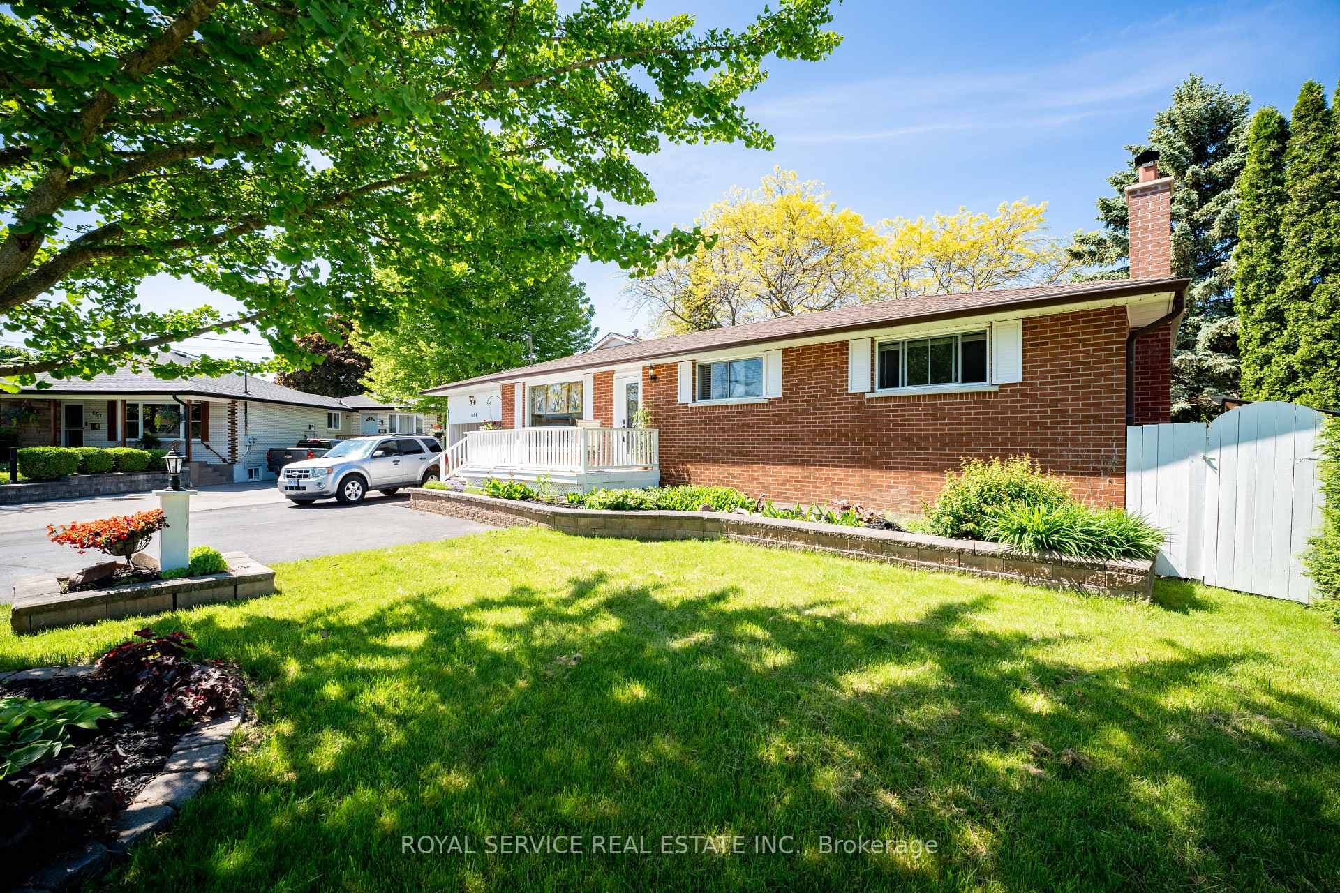 664 Hayden Crescent photo 2