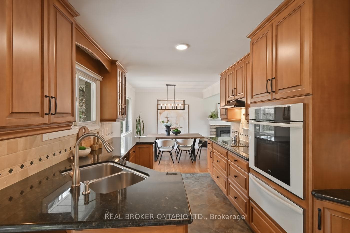 25 Victor Boulevard photo 11