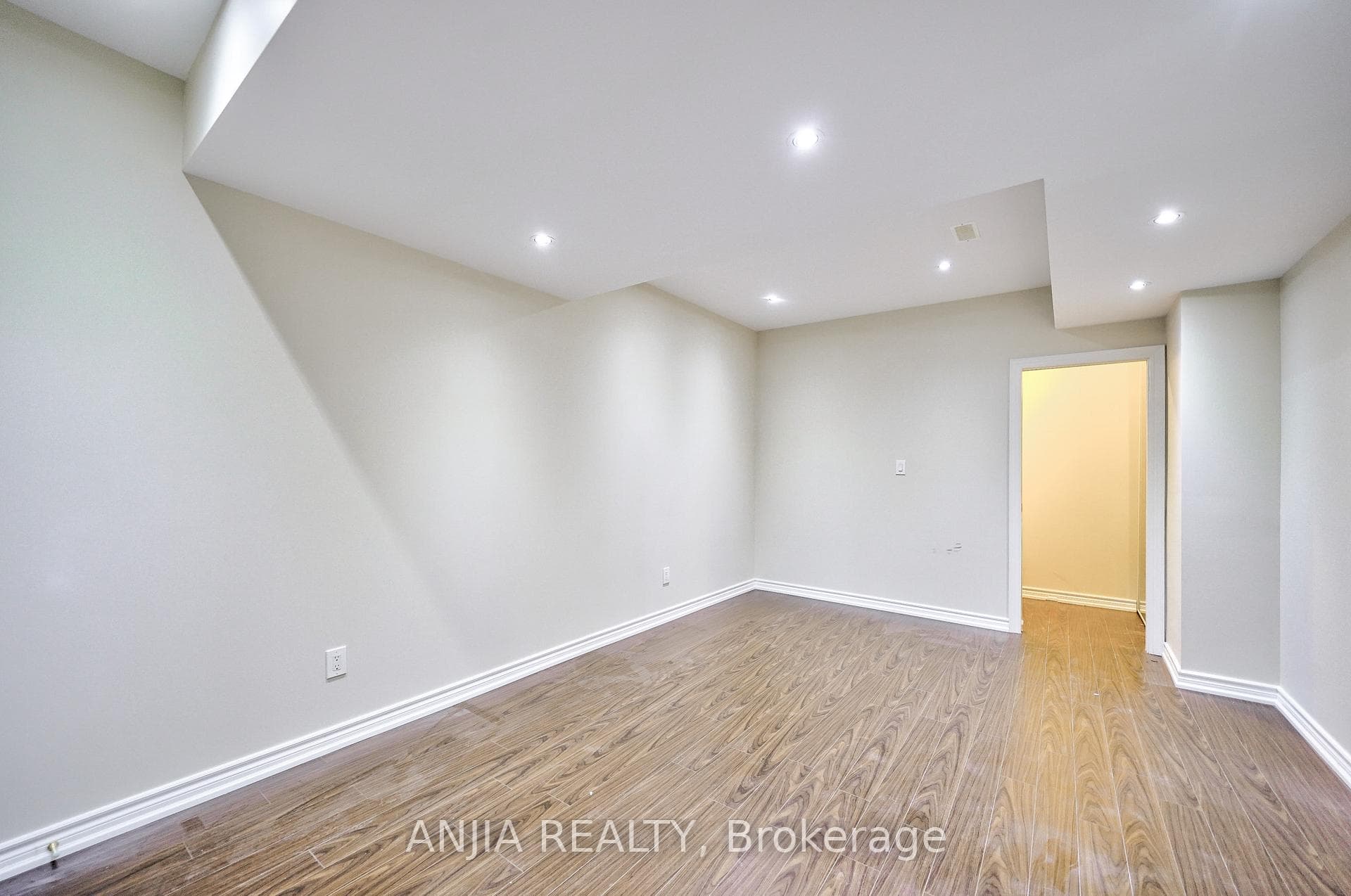 21 Royal West Road photo 13