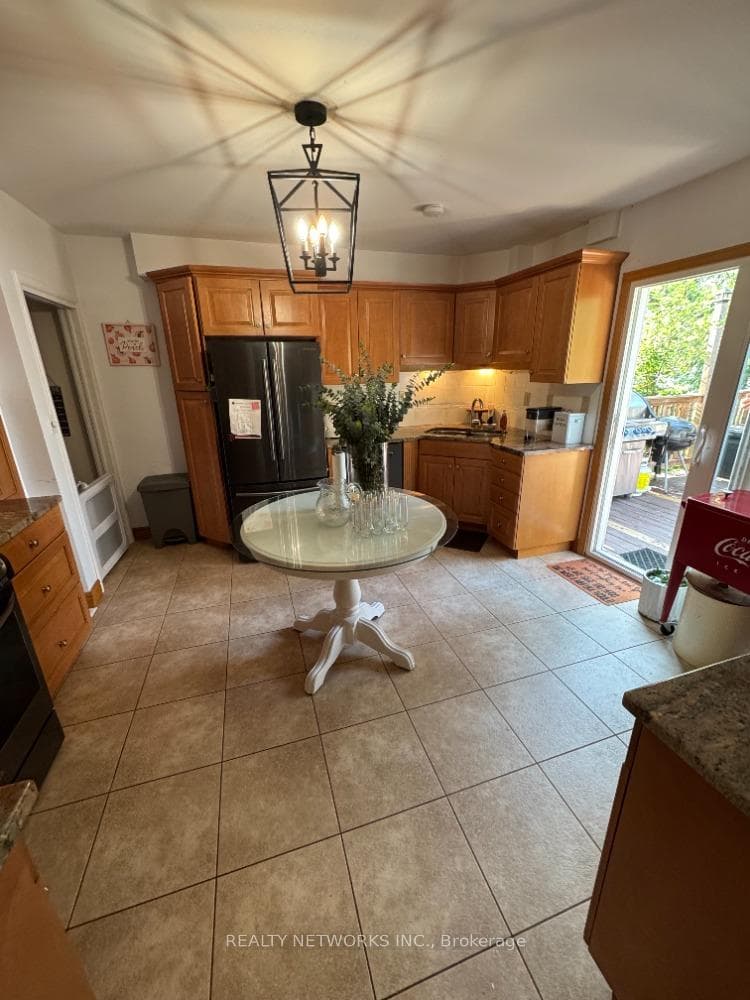 621 Howard Avenue photo 12