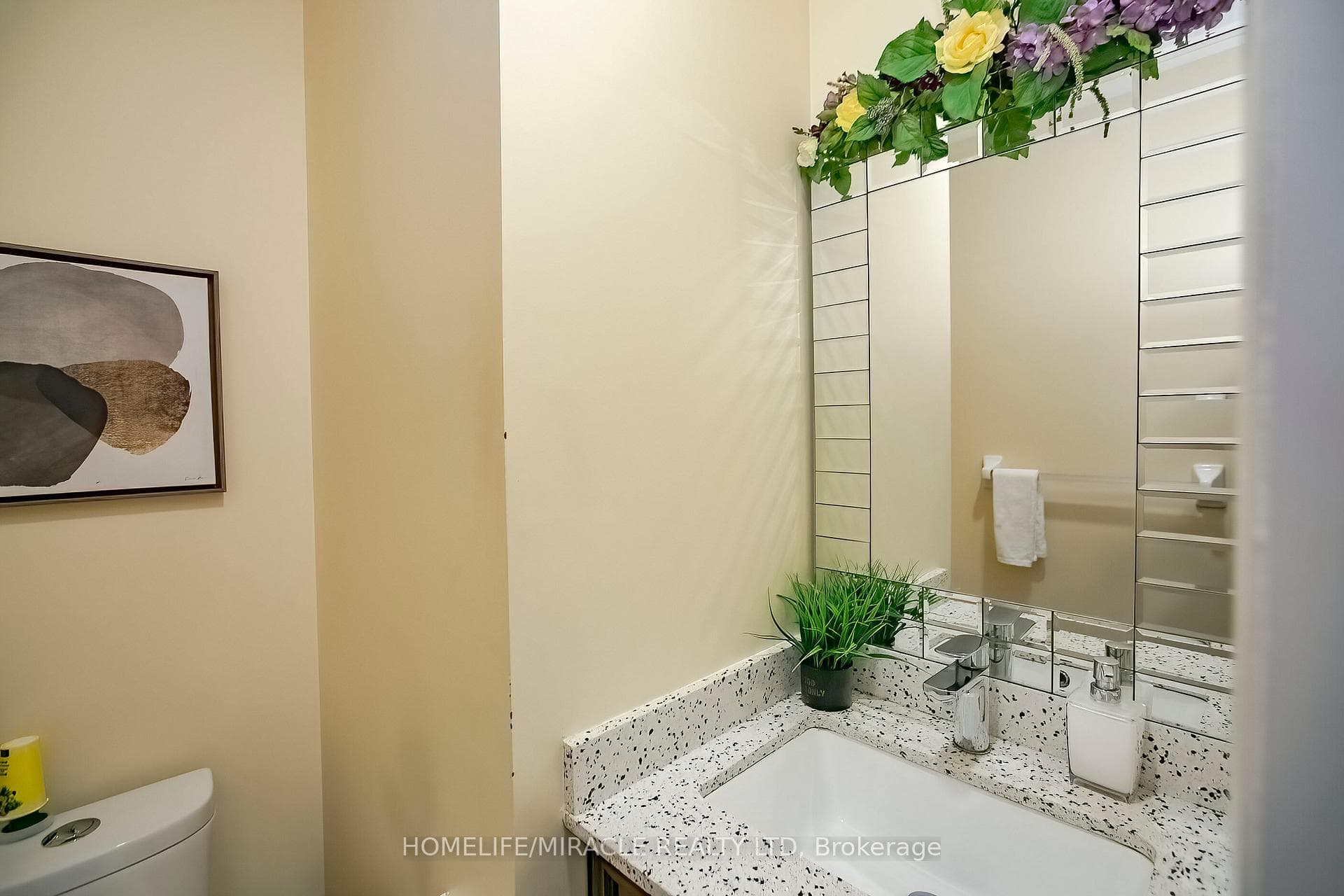 61 LAURAGLEN Crescent photo 21