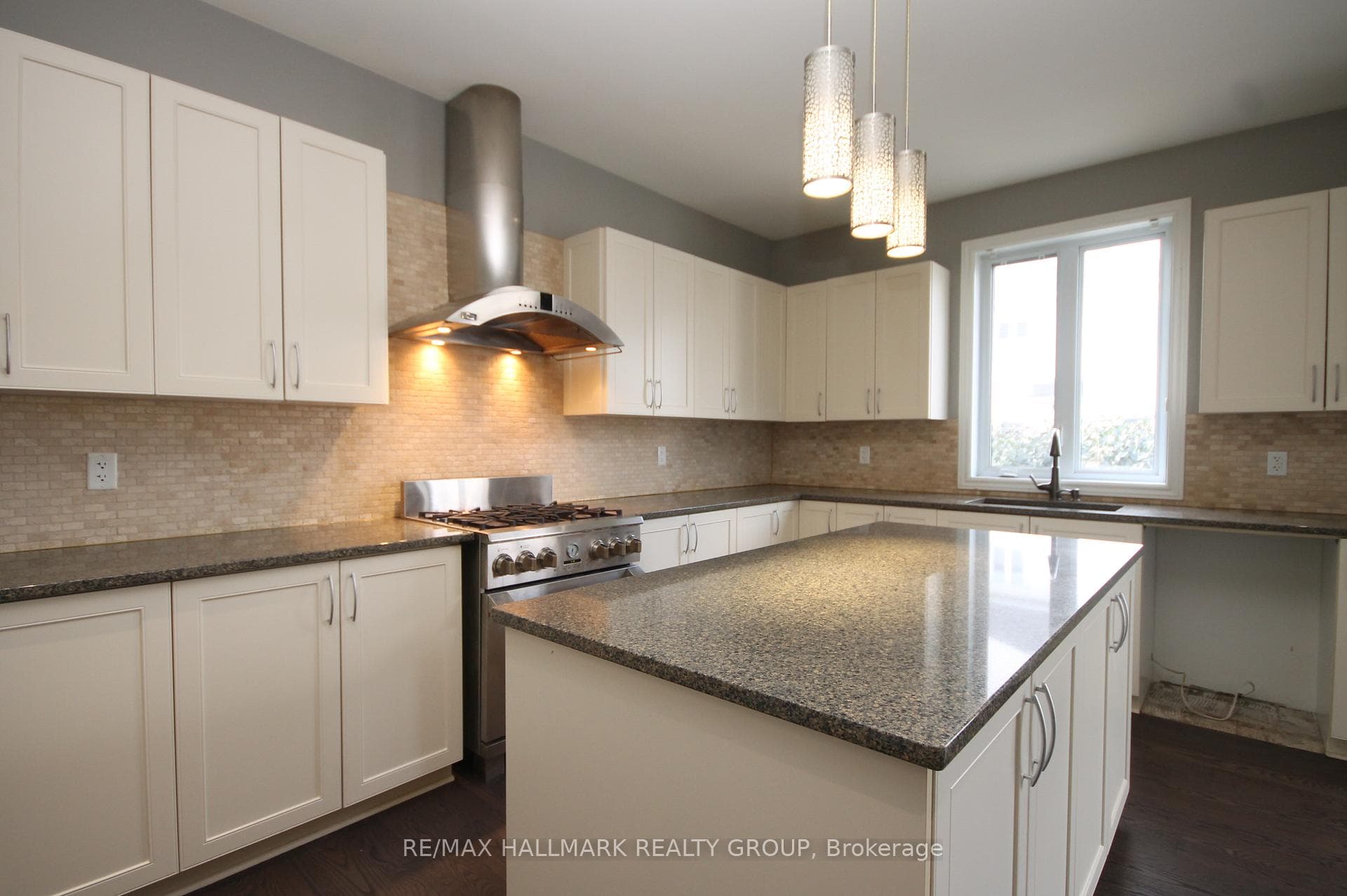 322 FAIRLAKES Way photo 8