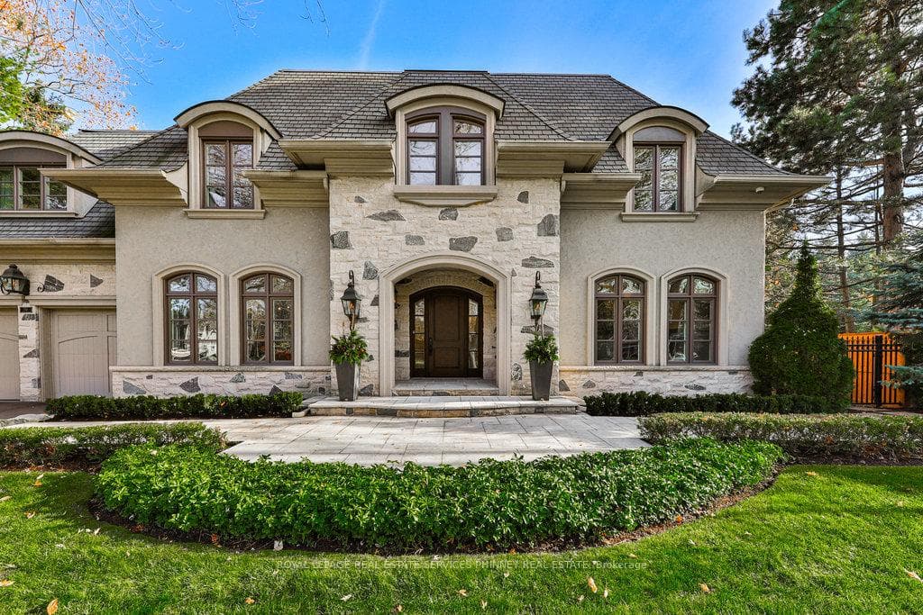 241 Roseland Crescent photo 2