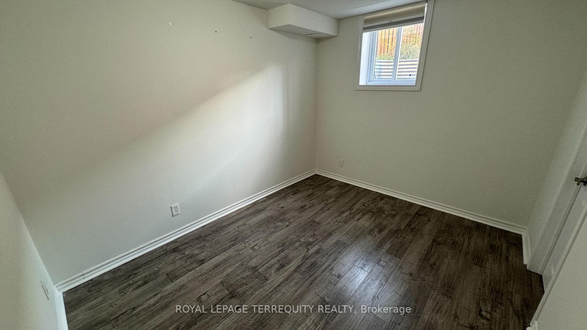 5464 Tenth Line Unit BSMT photo 9