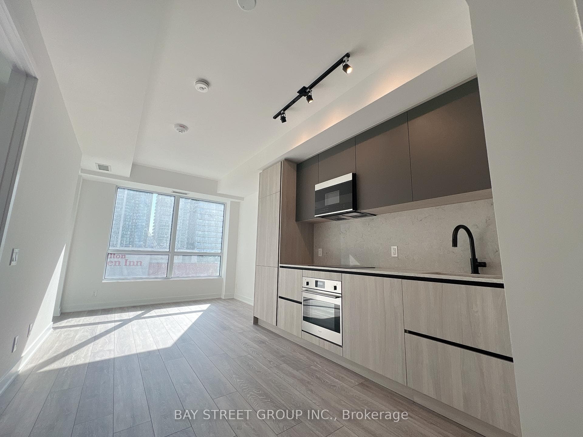 108 Peter Street Unit 1707 photo 1