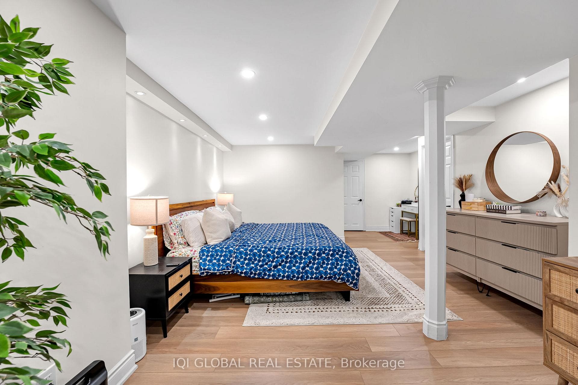 BASEMENT LARGE BEDROOM