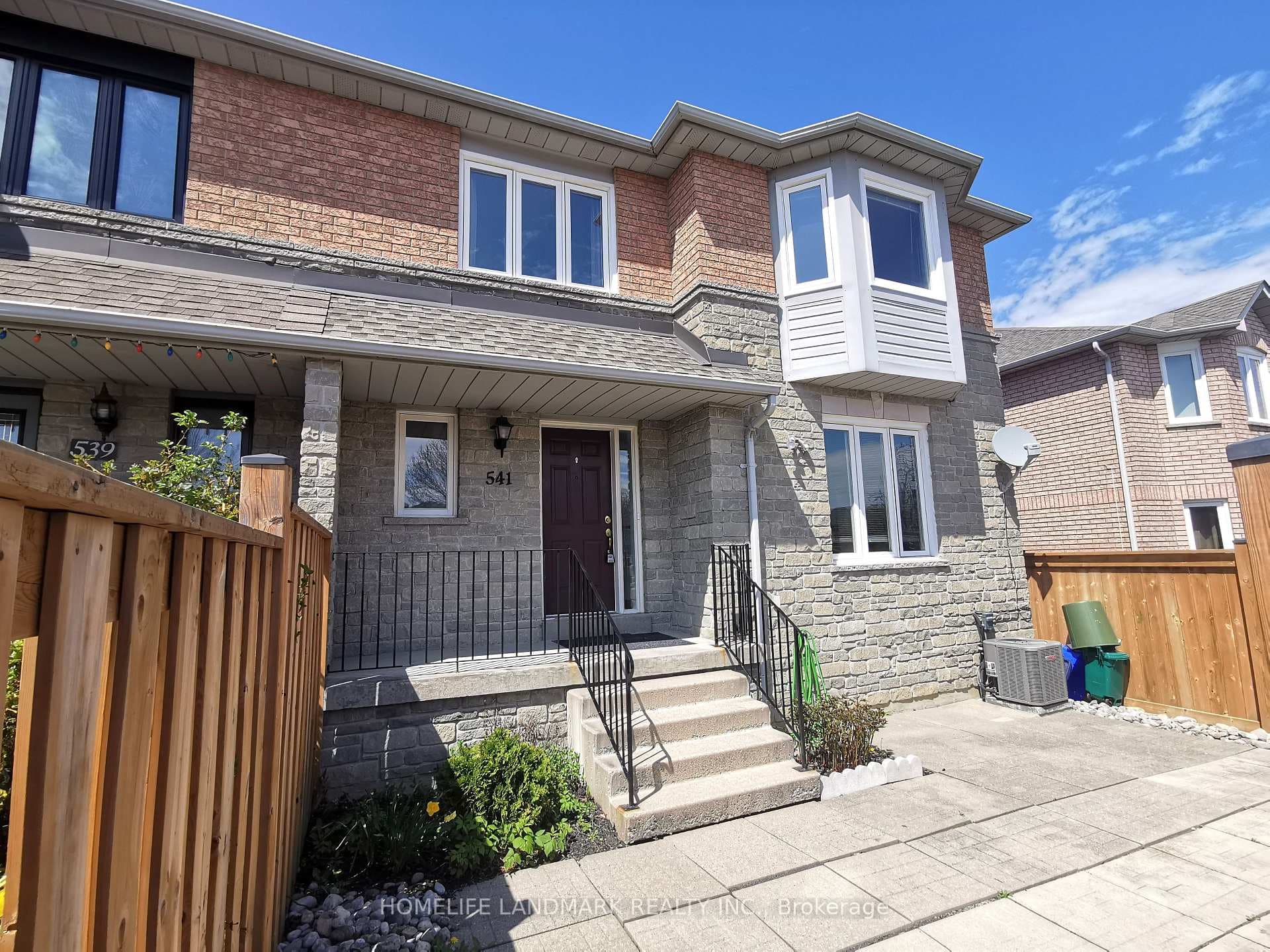 541 WALPOLE Crescent photo 2