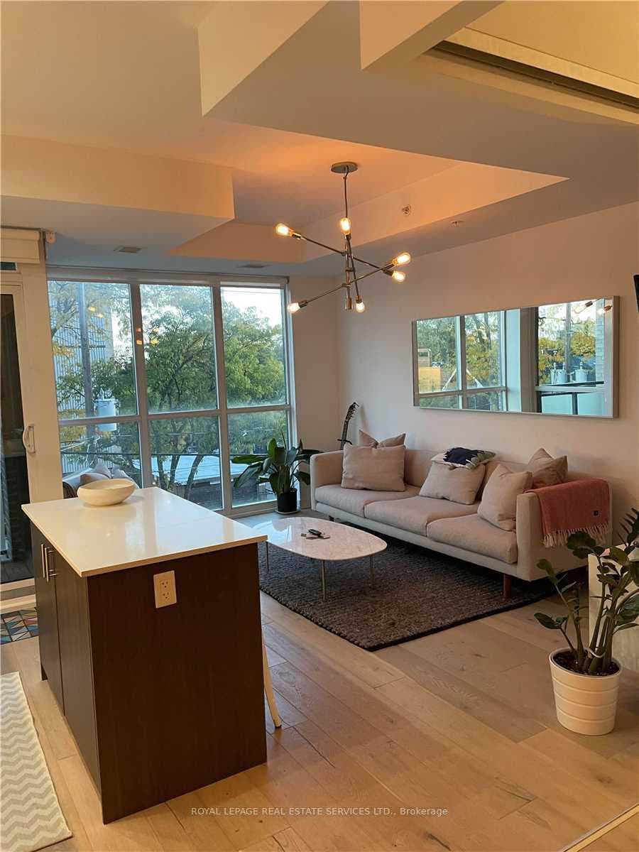 38 Howard Park Avenue Unit 323 photo 6