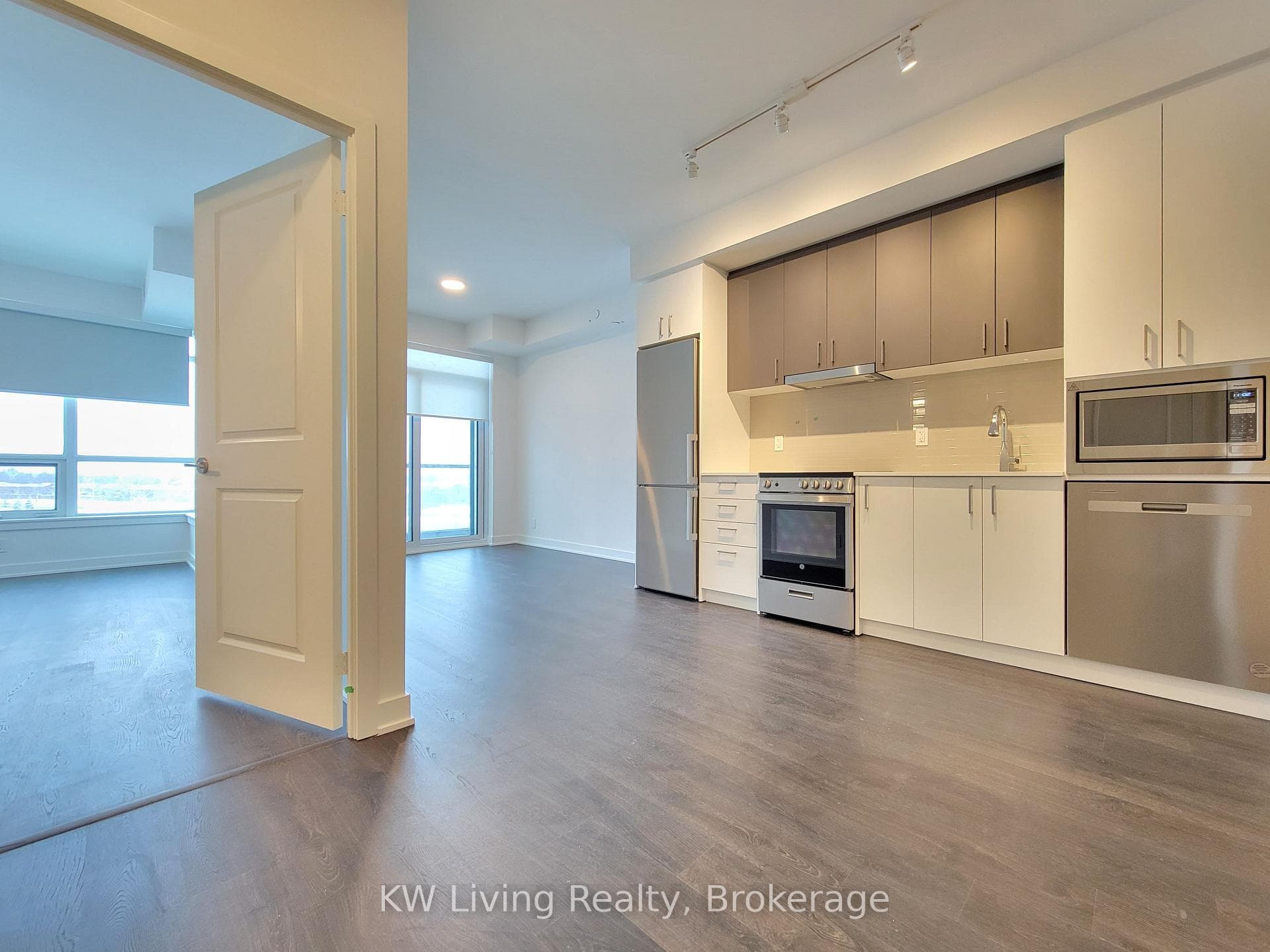 50 Upper Mall Way Unit 530 photo 2