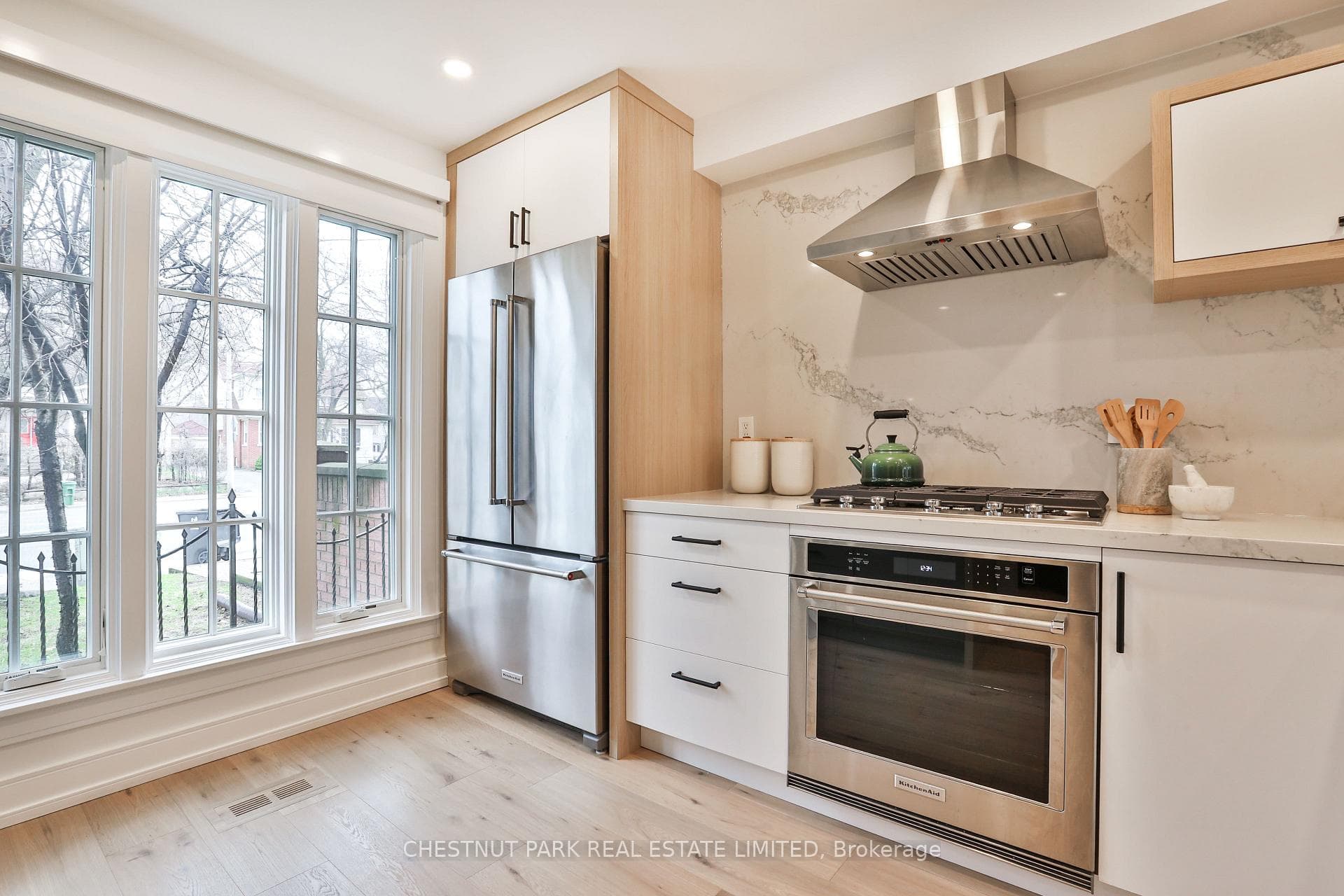 1372 Avenue Road photo 8