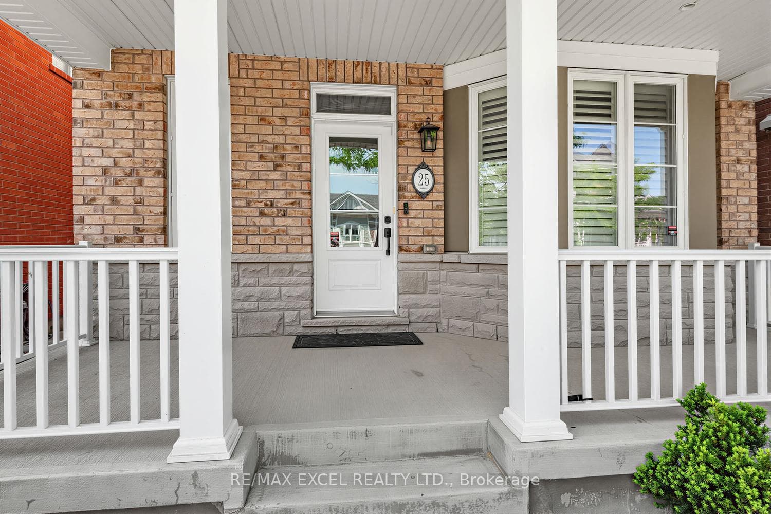 25 Demott Avenue photo 2