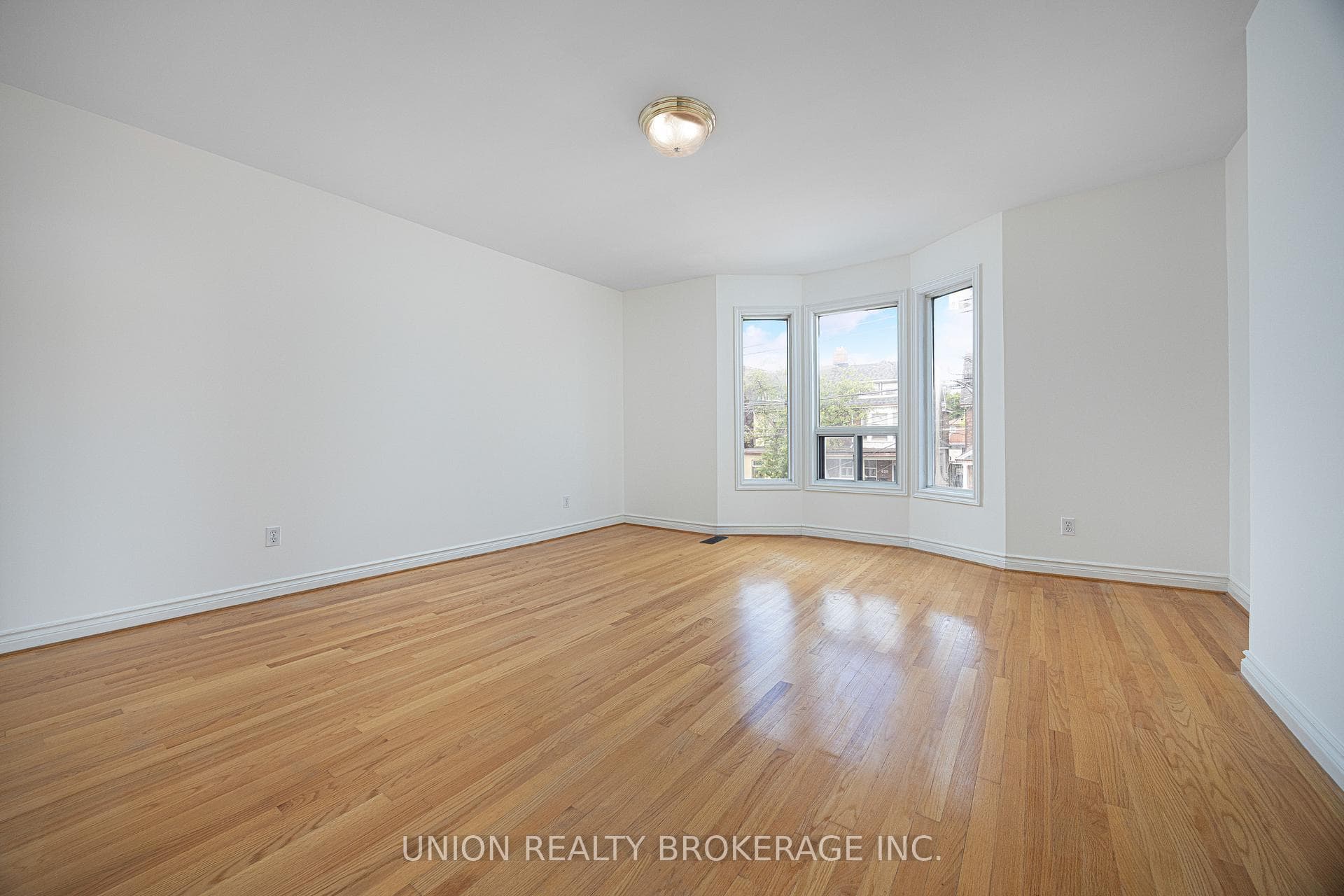 627 Bathurst Street photo 25