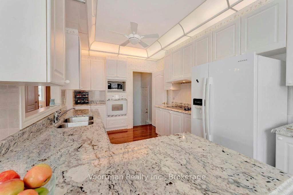 98 Silverbirch Boulevard Unit 20 photo 4