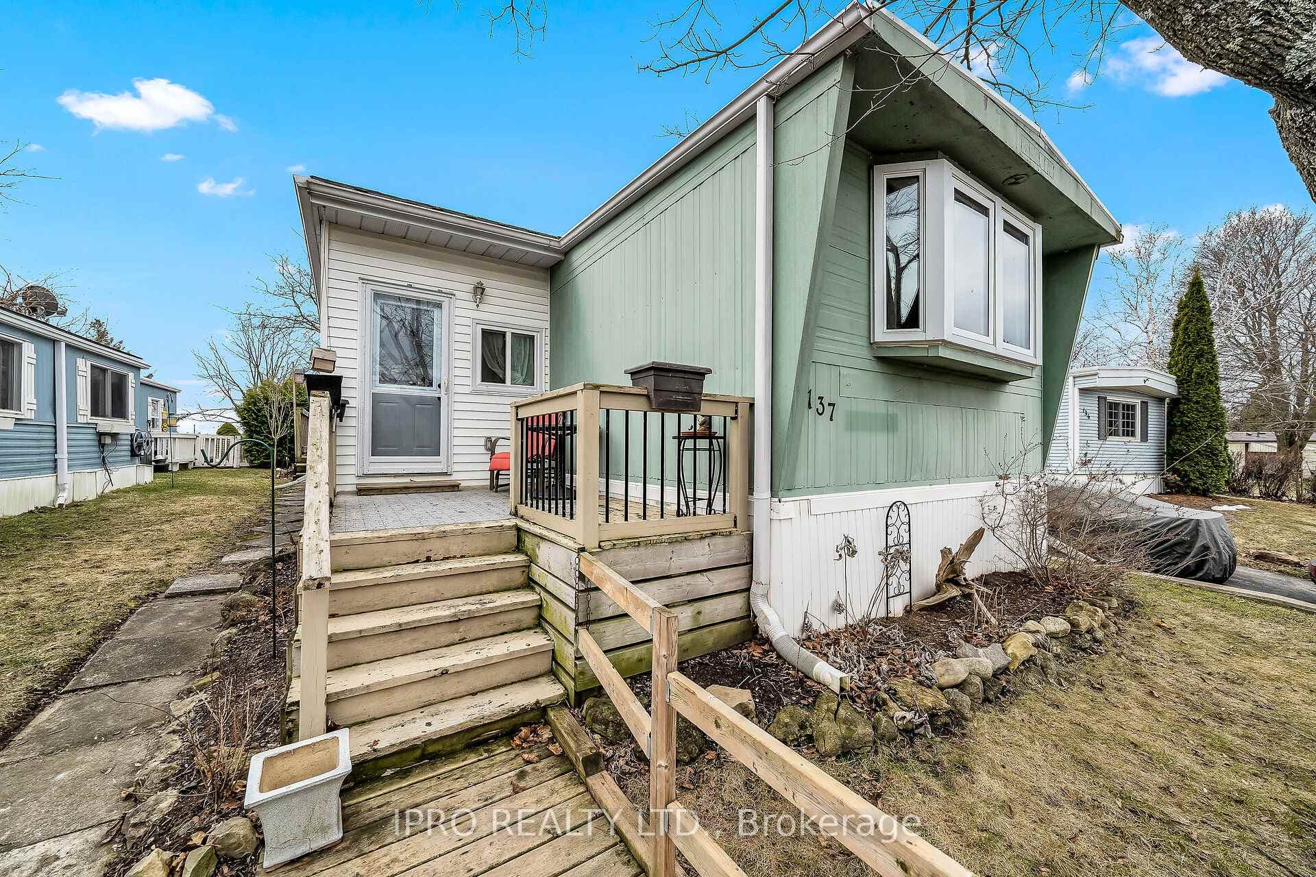 137 Maple Crescent photo 1
