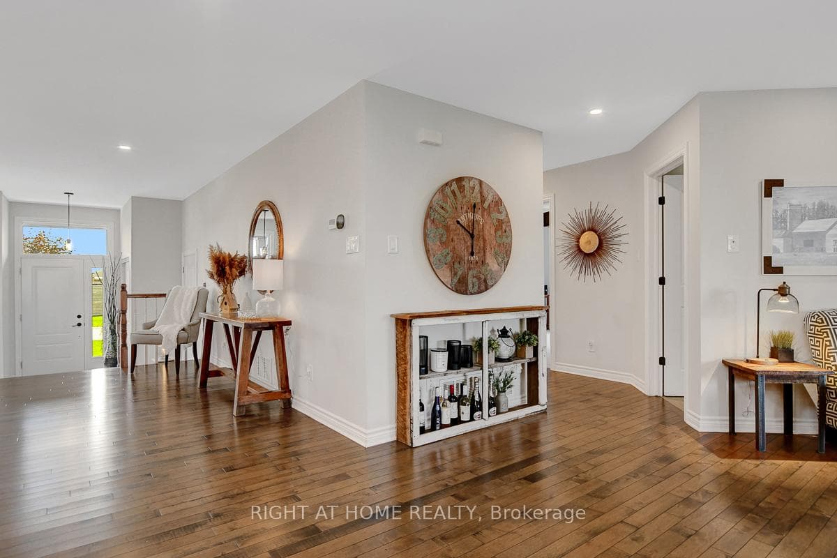 201 Versaille Street photo 21