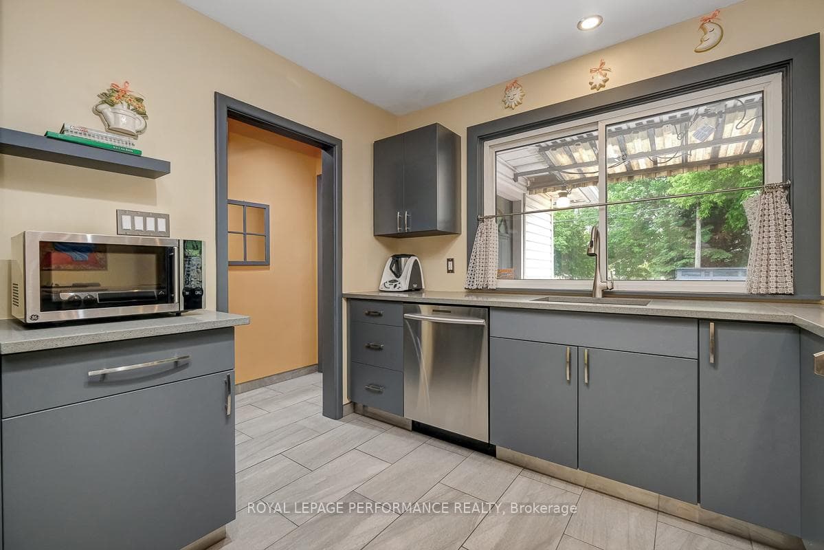 102 Donald Street photo 16