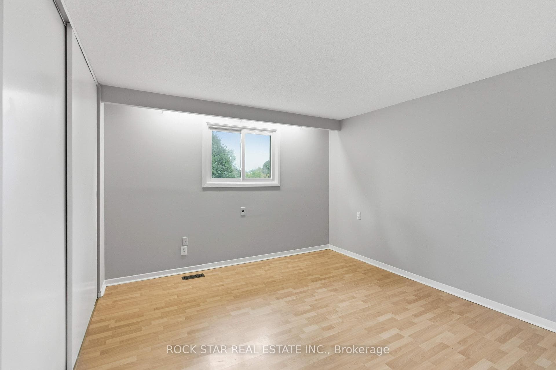 111 BRITTEN Close Unit Main Fl photo 18