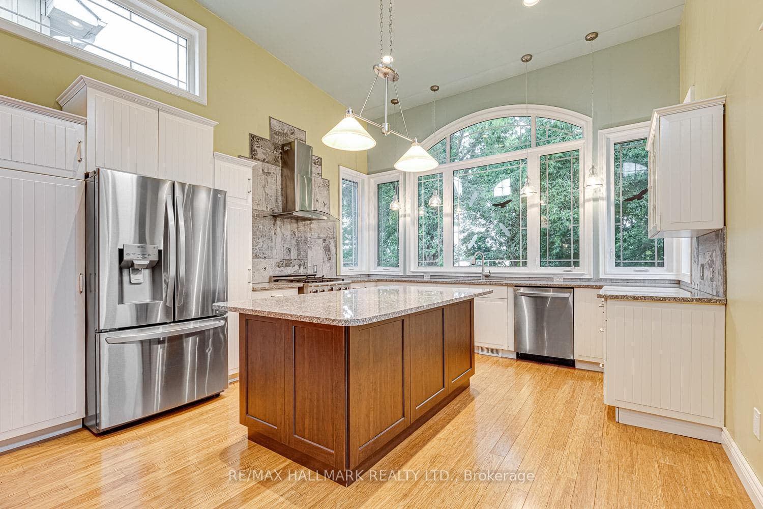 1861 Appleview Road photo 1