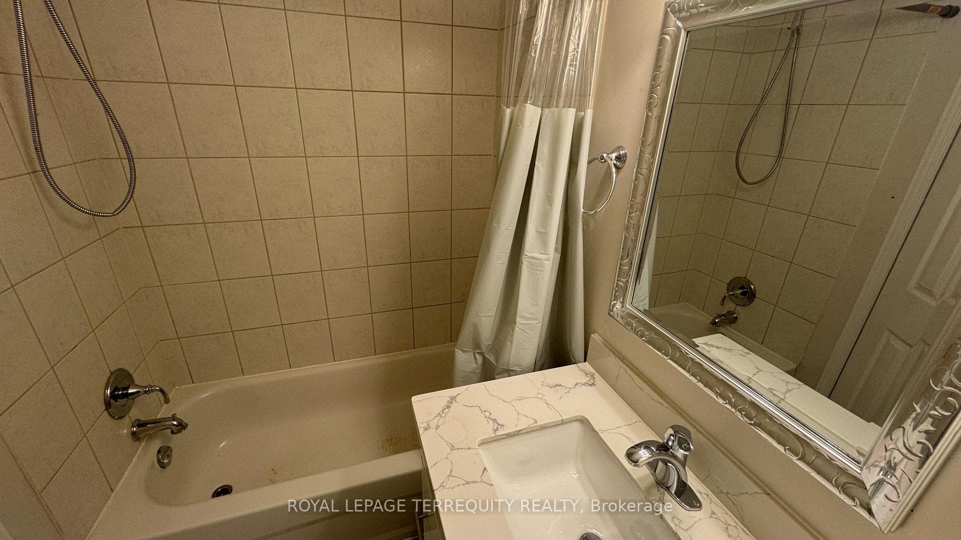 5464 Tenth Line Unit BSMT photo 11