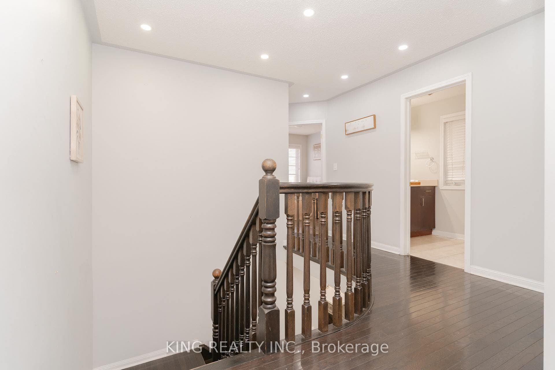 54 COACHLIGHT Crescent photo 17
