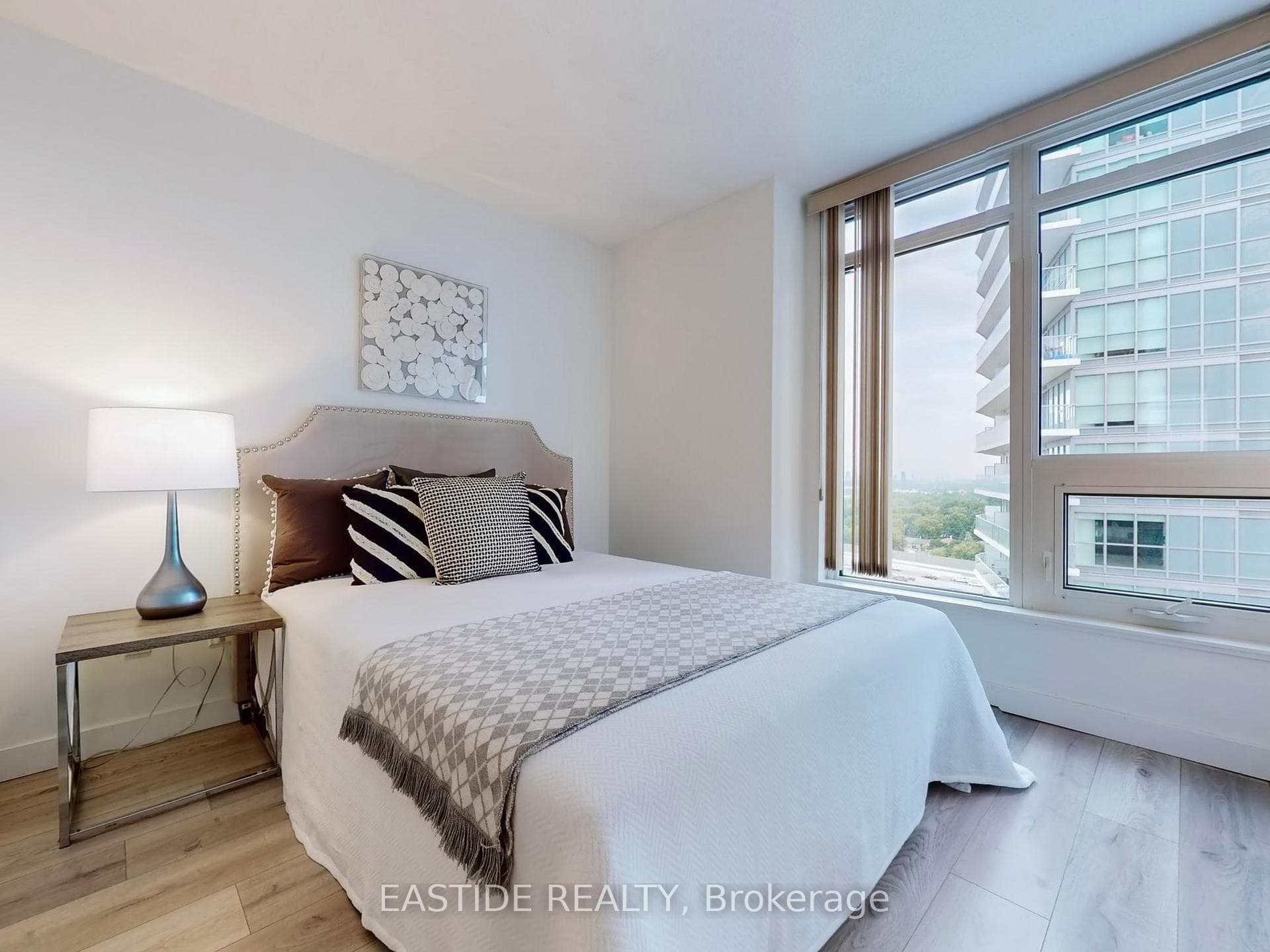 121 Mcmahon Drive Unit 1808 photo 14