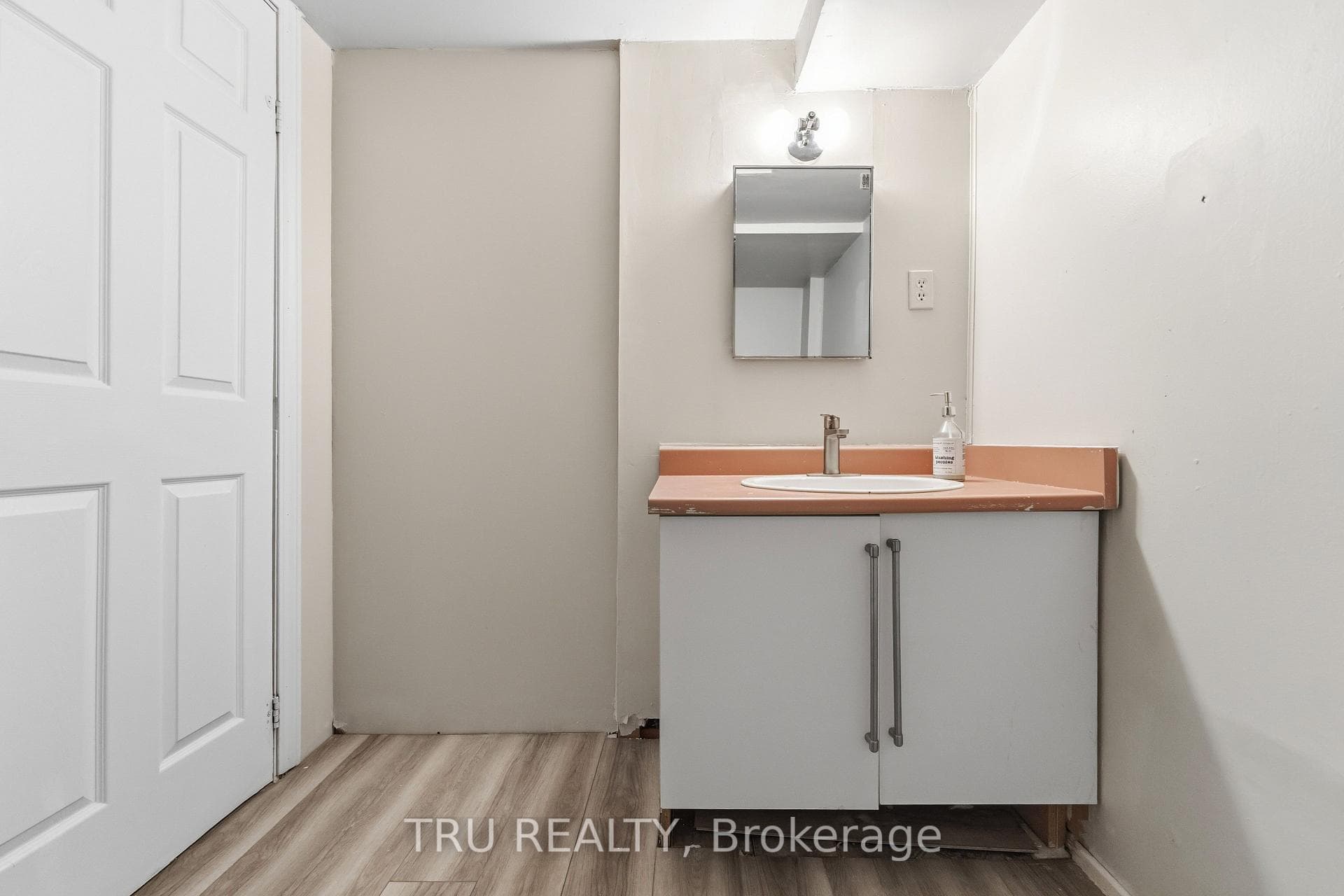 950 Meadowlands Drive photo 24