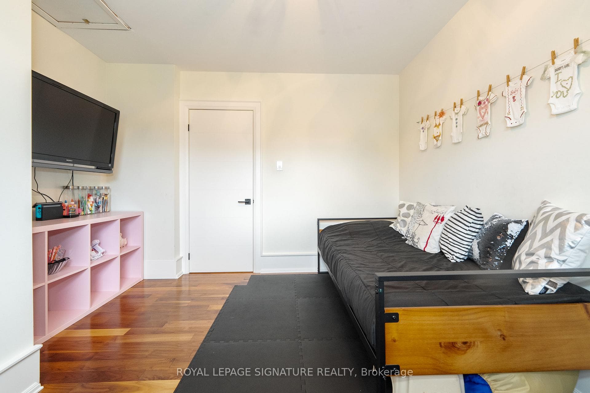 725 Leaside Street photo 17