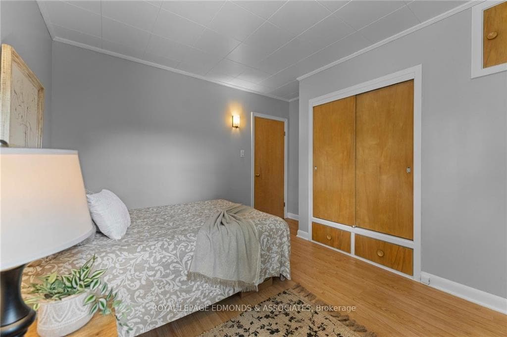 586 ROY Street photo 18
