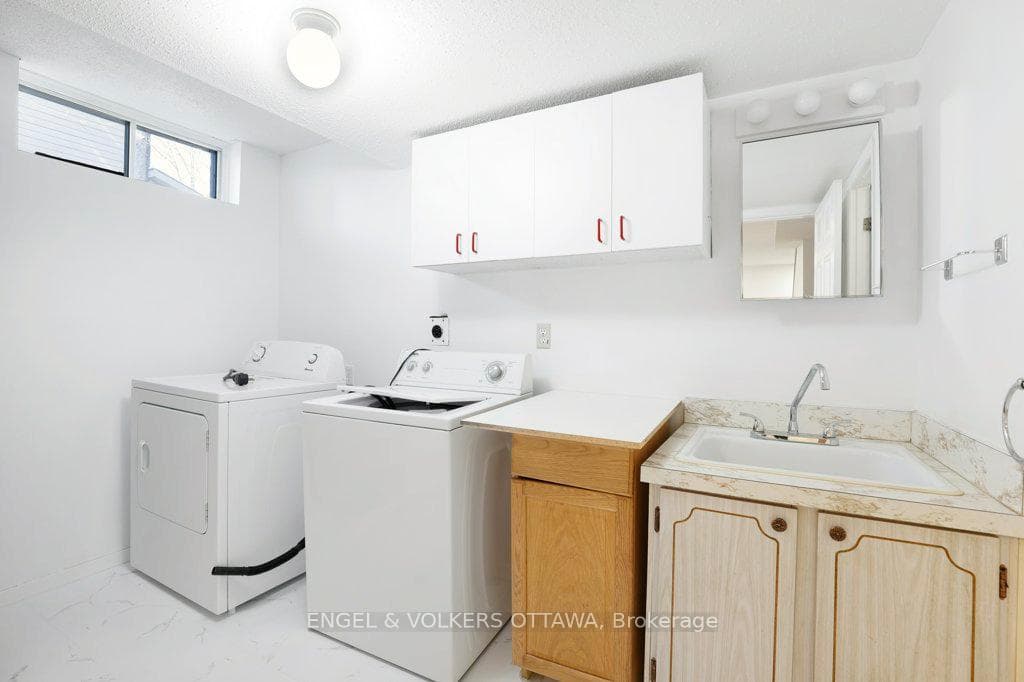 424 Phoenix Crescent photo 35