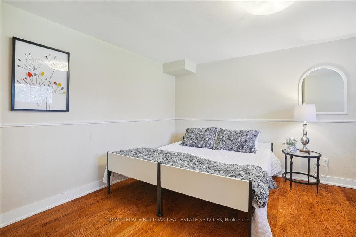 401 Valanna Crescent photo 22