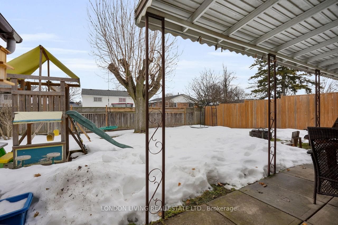 74 Jena Crescent photo 33