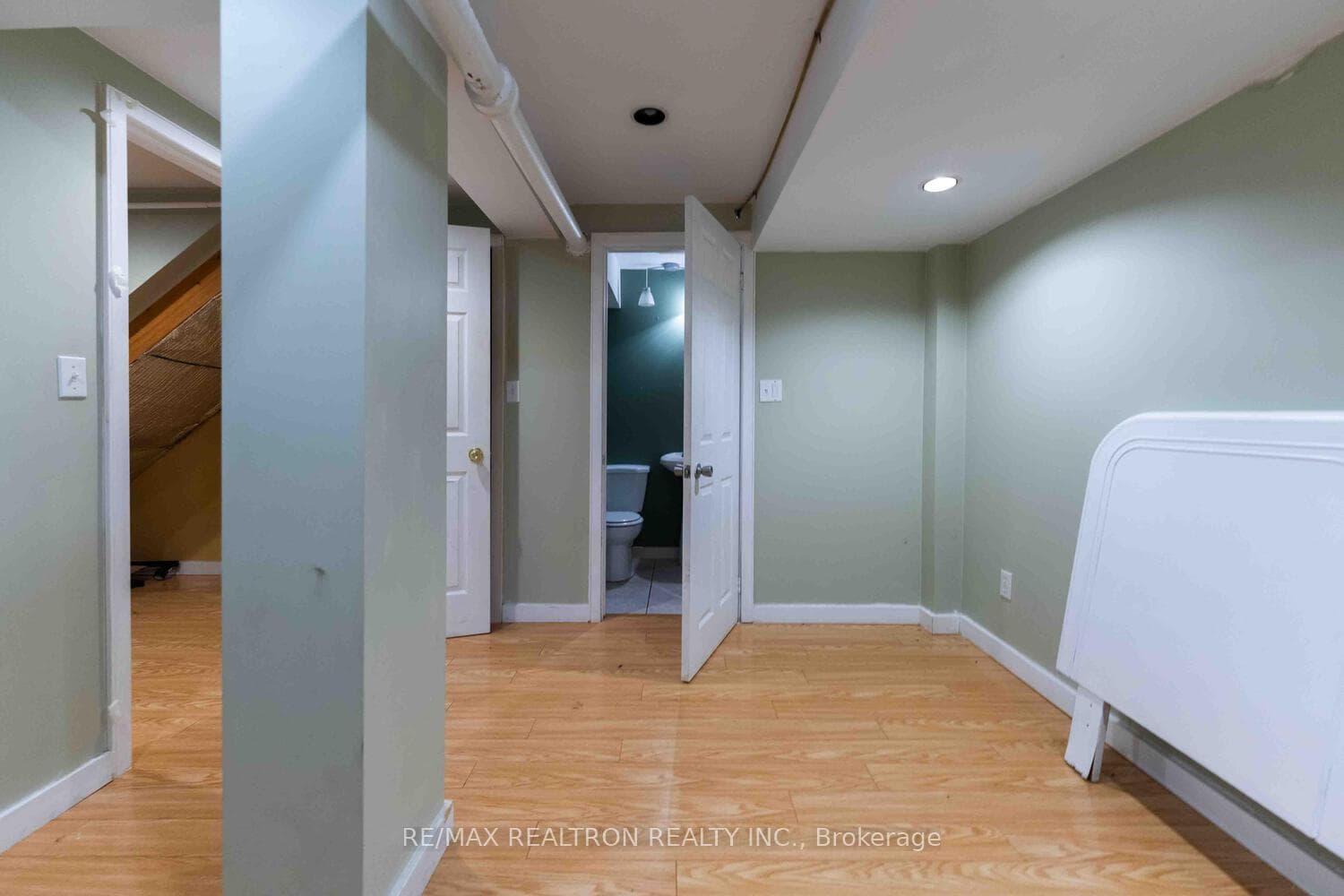 11 CHURCHILL Drive photo 24