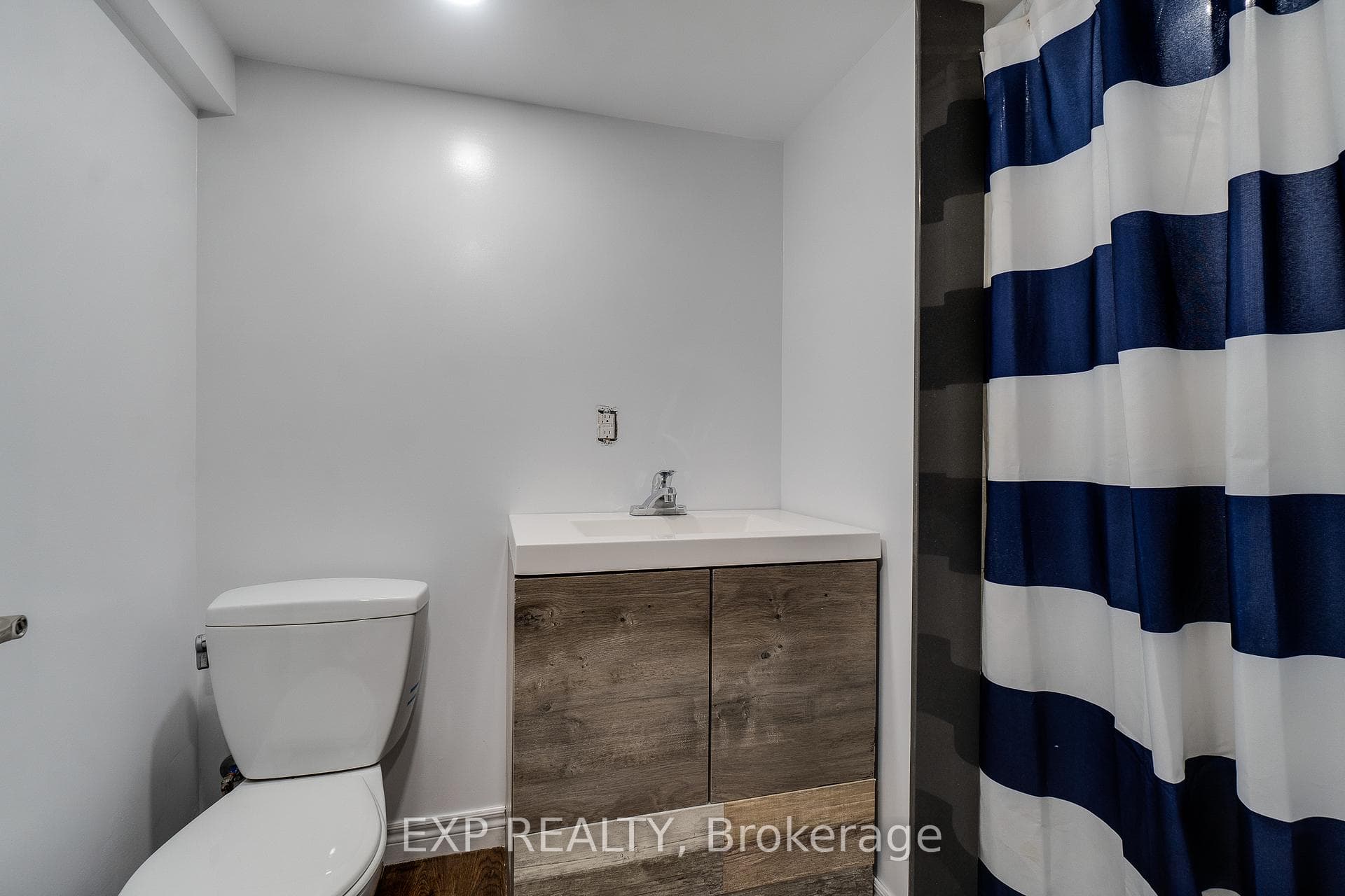 202 Roxborough Avenue photo 30