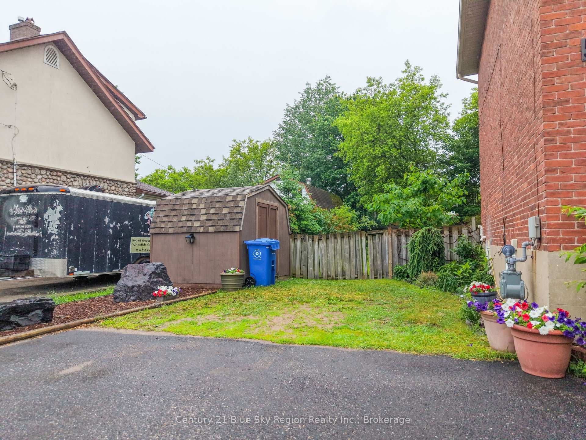 577 O'Brien Street photo 40