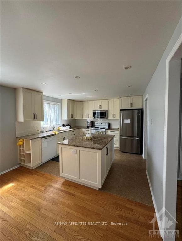 1097 CHATEAU Crescent photo 5