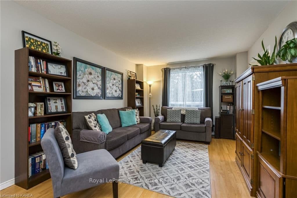 1258 BRACKENWOOD Crescent photo 3