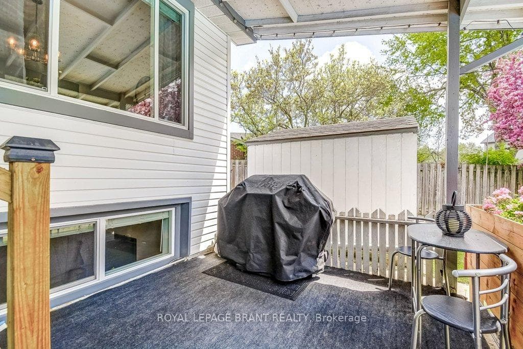 726 Applewood Crescent photo 36