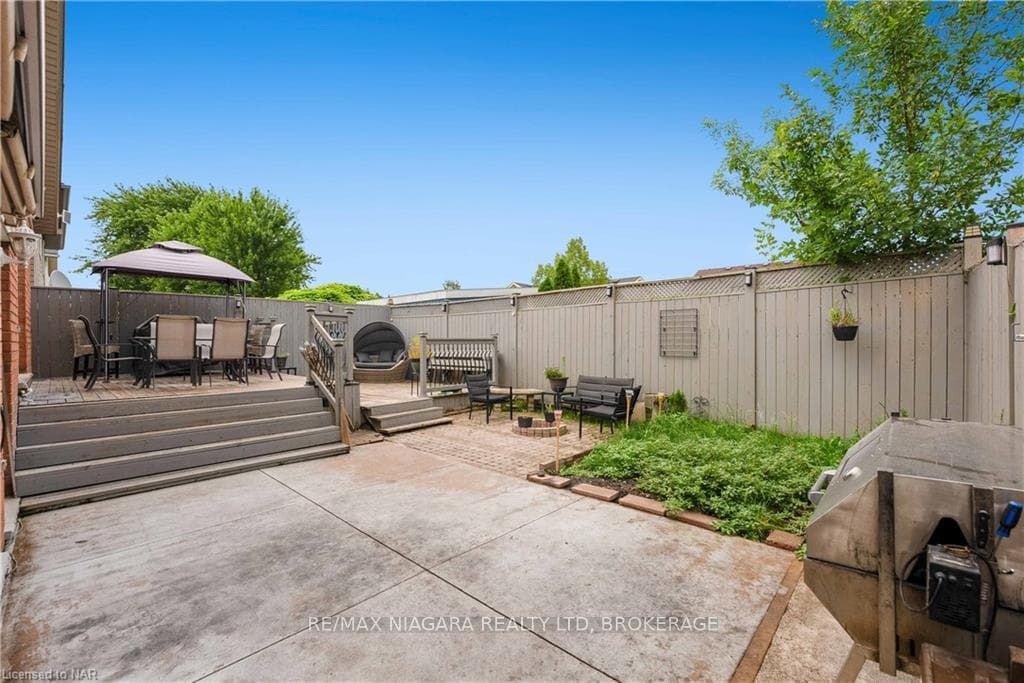8150 BARRETT Crescent photo 39