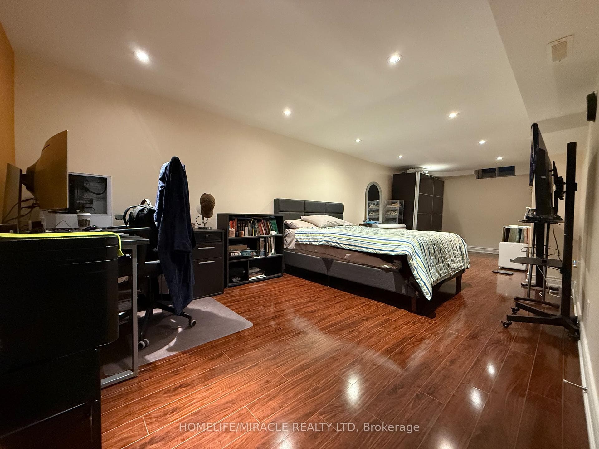 163 Mabley Crescent photo 20