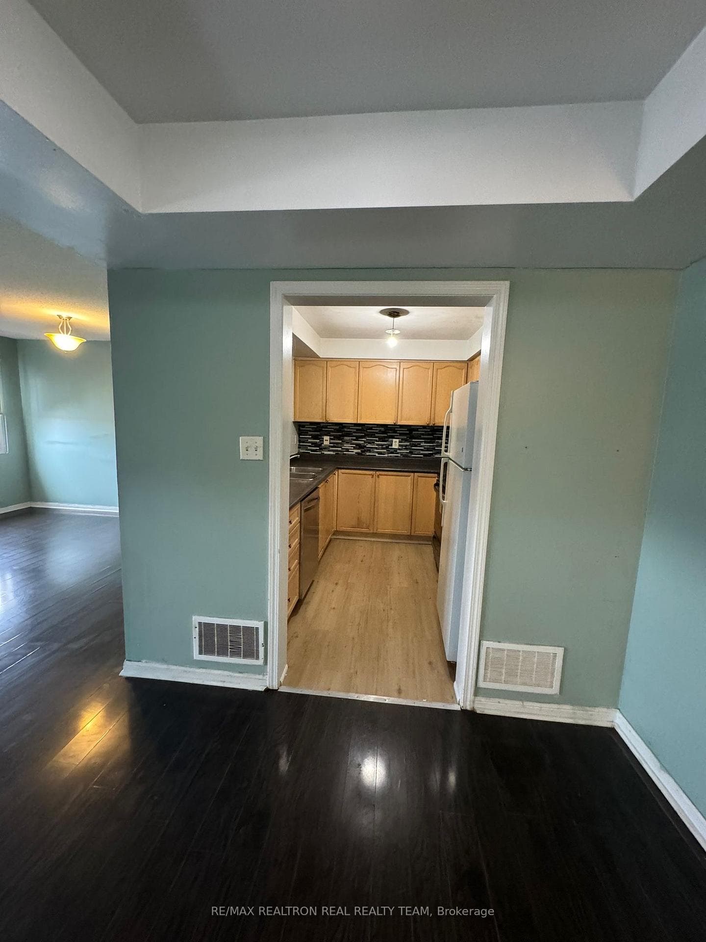 8874 Sheppard Avenue photo 9