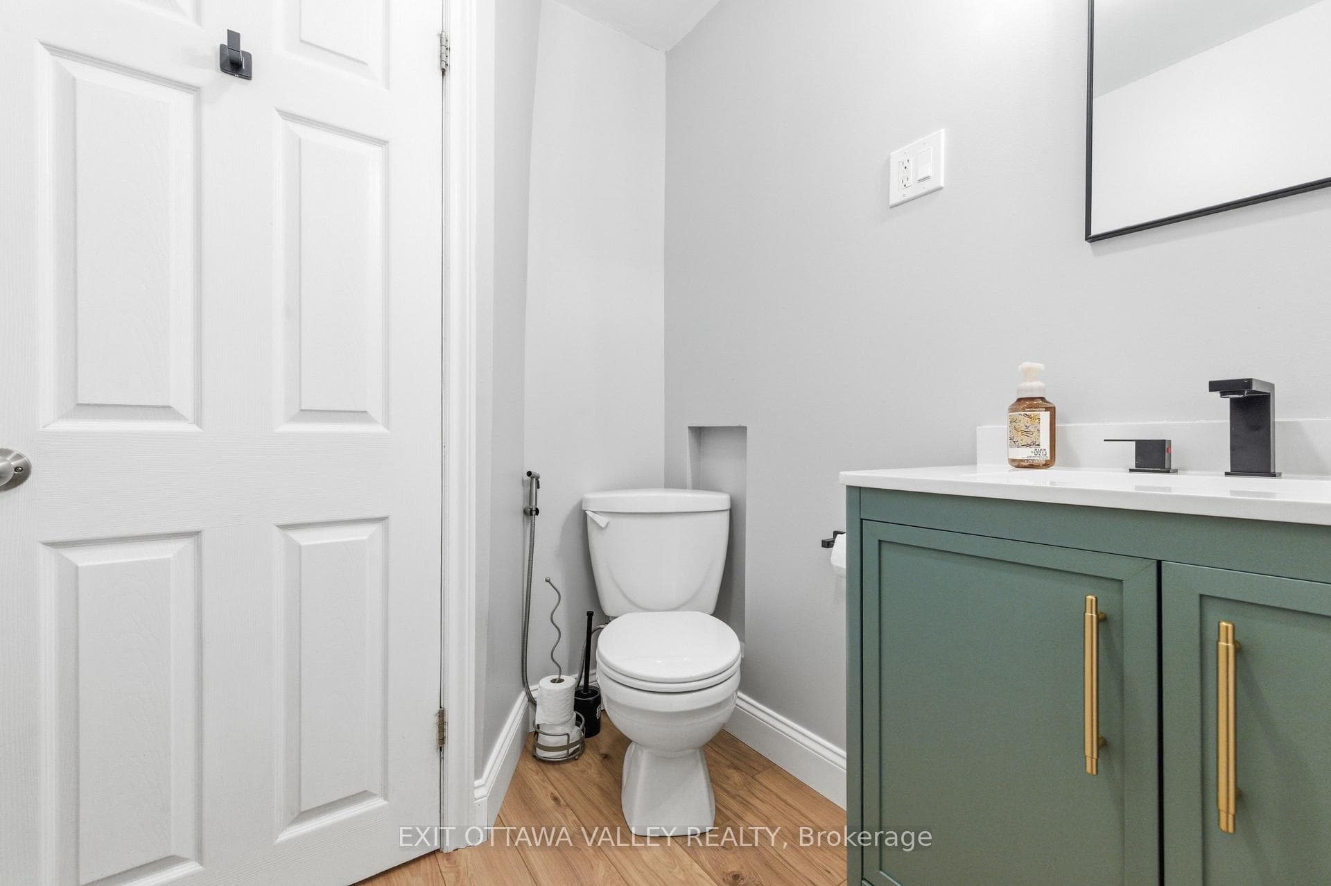 13 Spruce Crescent photo 17