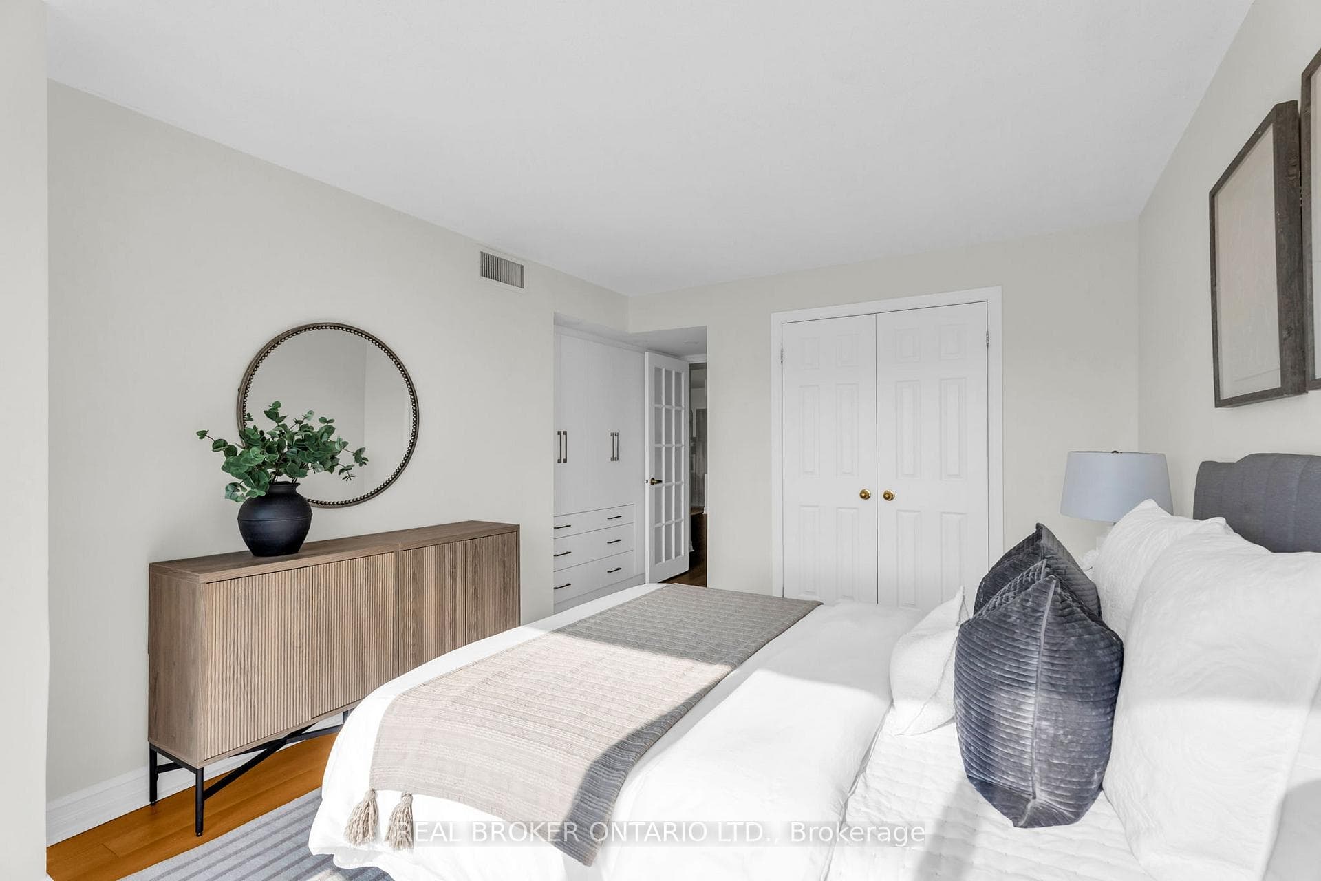 65 Scadding Avenue Unit 820 photo 13